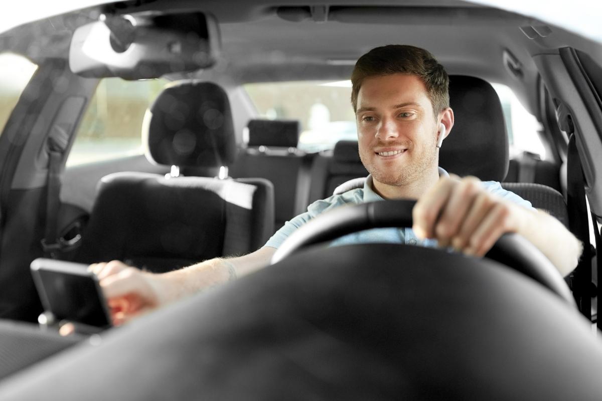 aplicativos para viagem de carro: aplicativo de música, home curtindo durante a viagem